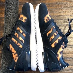 Women’s Adidas tennis shoes